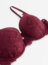 Brjóstahaldari, Lilja