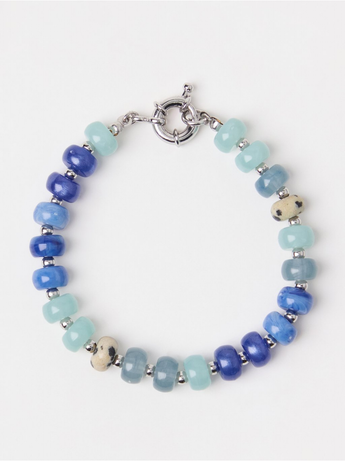 Armband með perlum